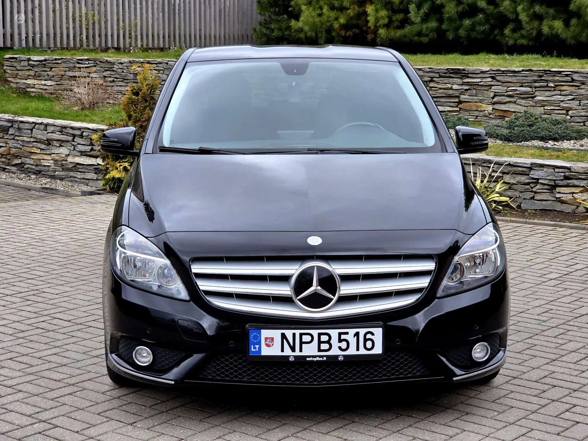 Mercedes-Benz B 180