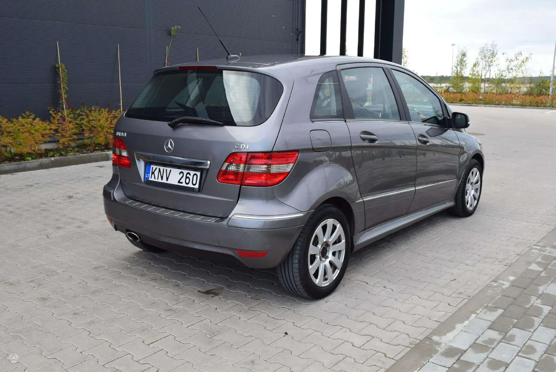 Mercedes-Benz B 180