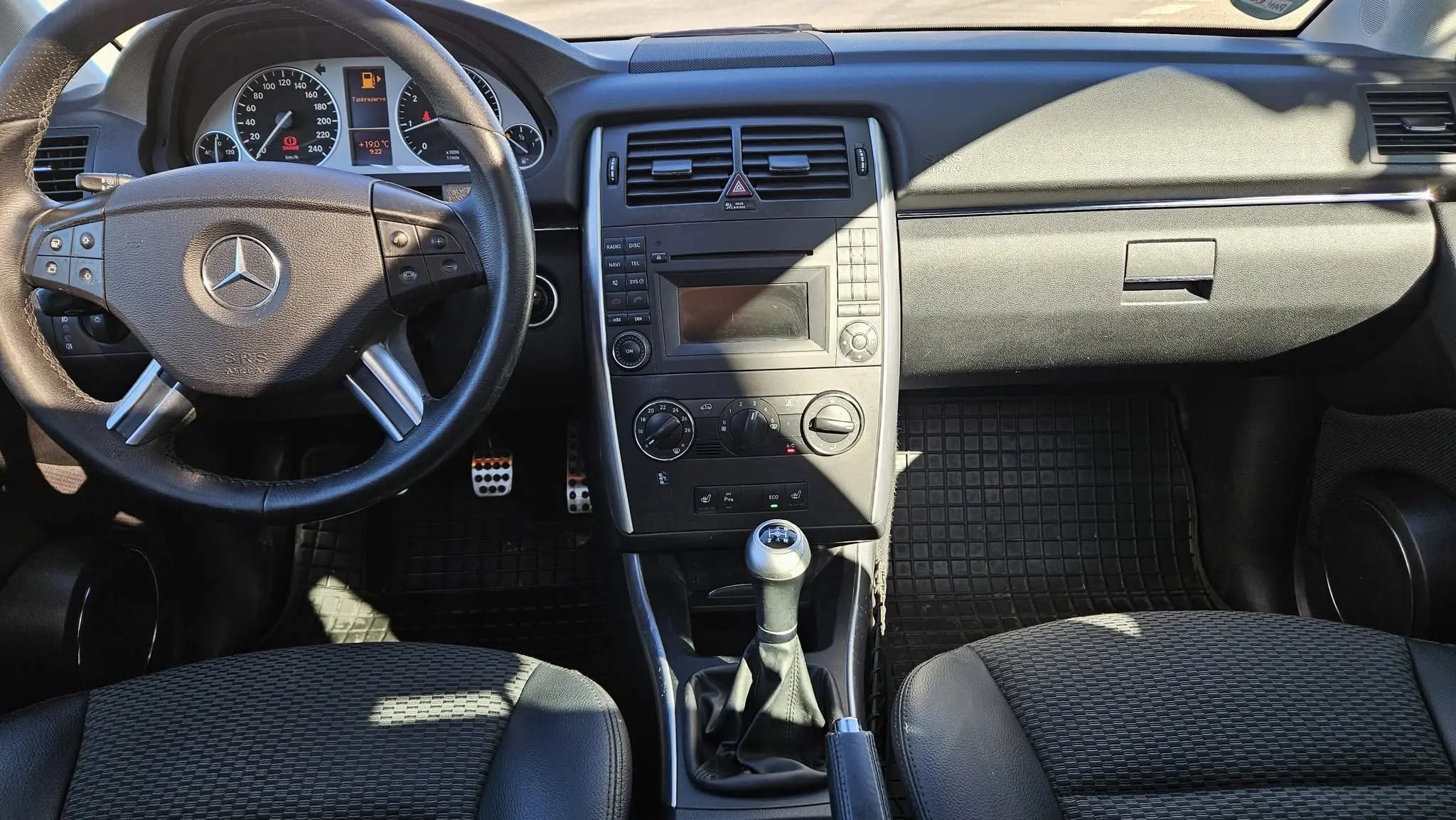 Mercedes-Benz B 180