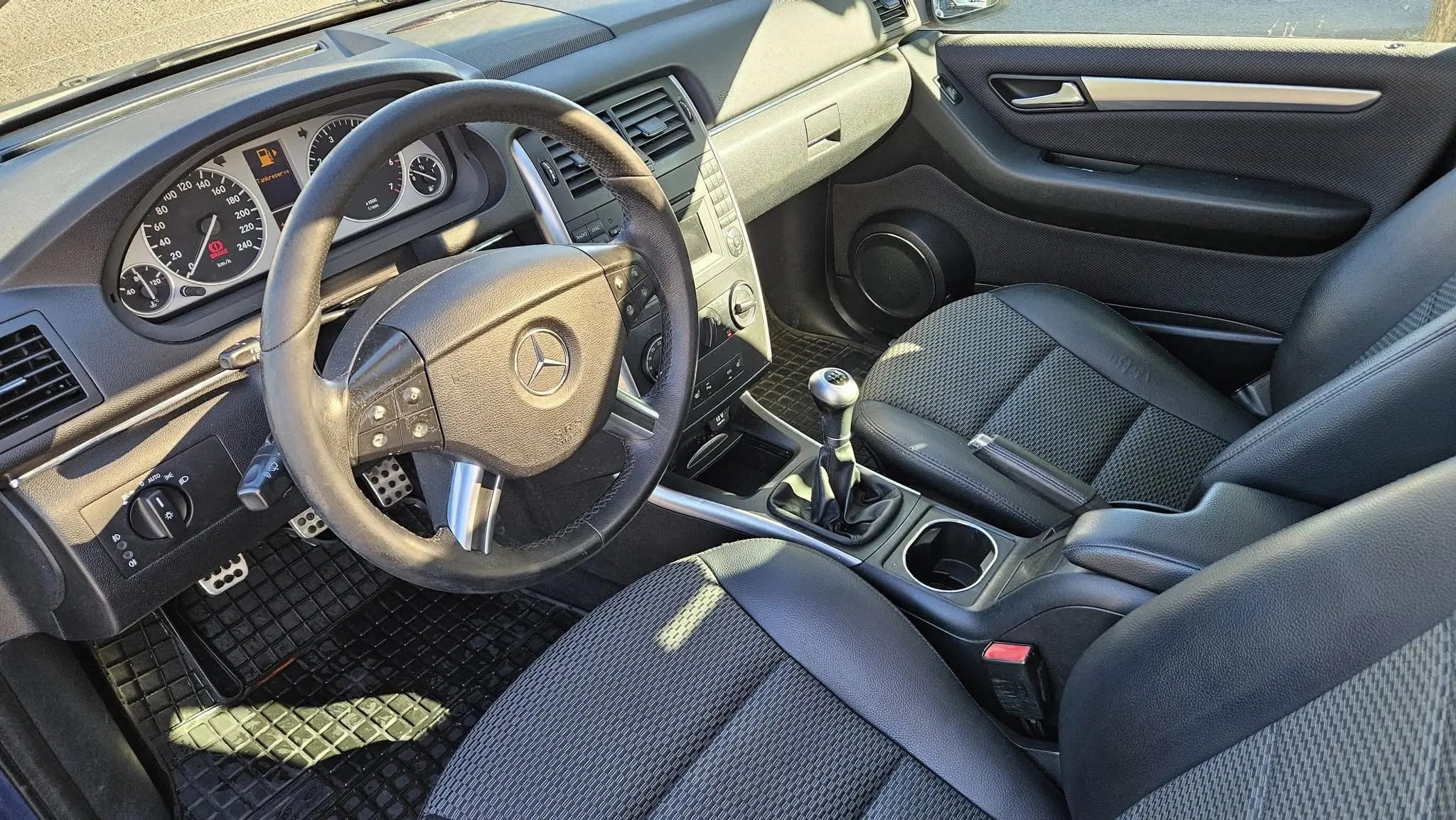 Mercedes-Benz B 180