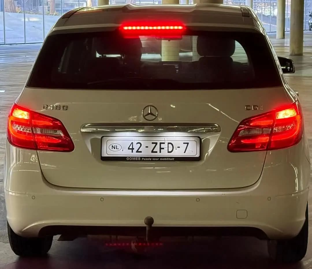 Mercedes-Benz B 180