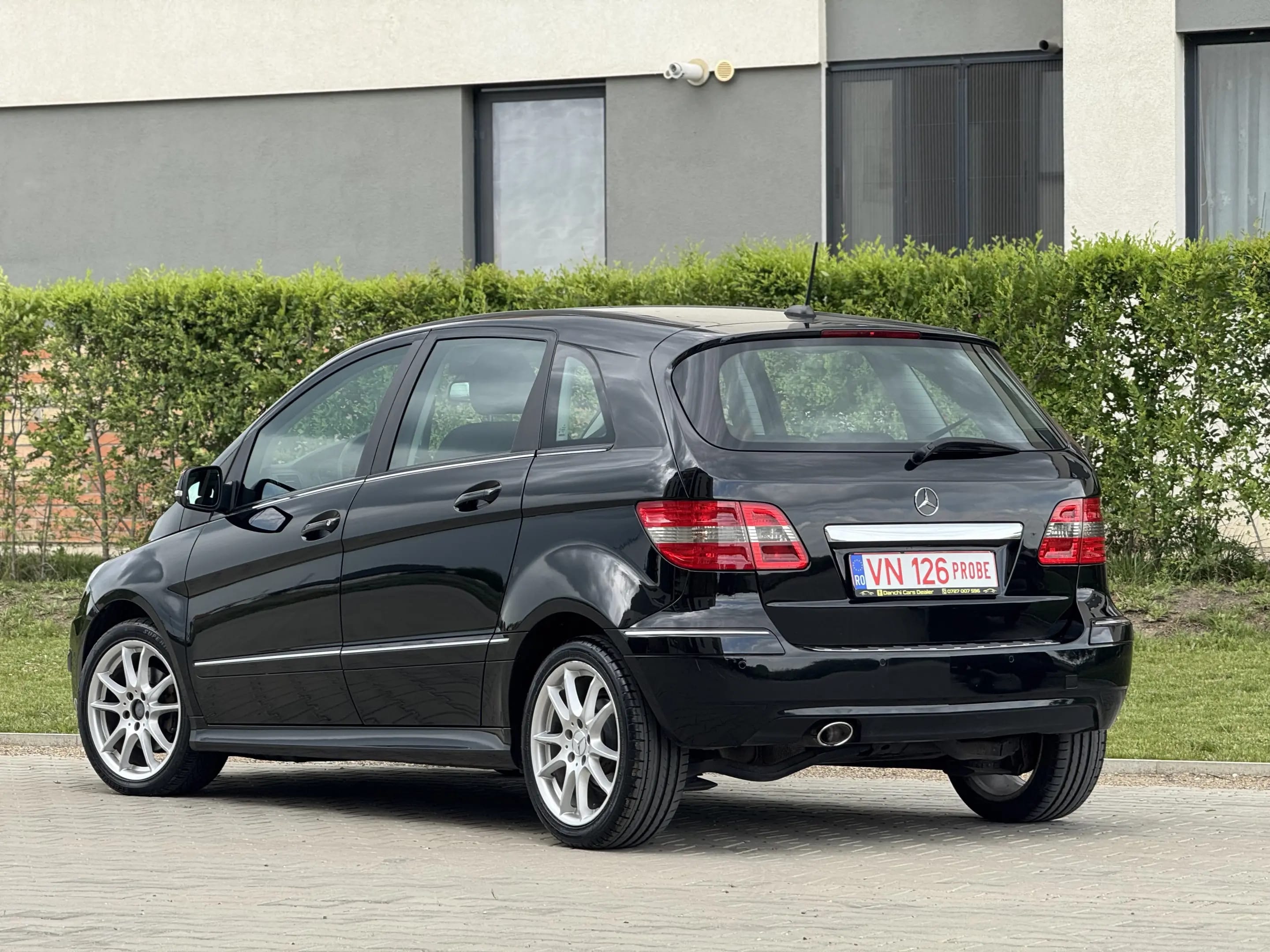 Mercedes-Benz B 180