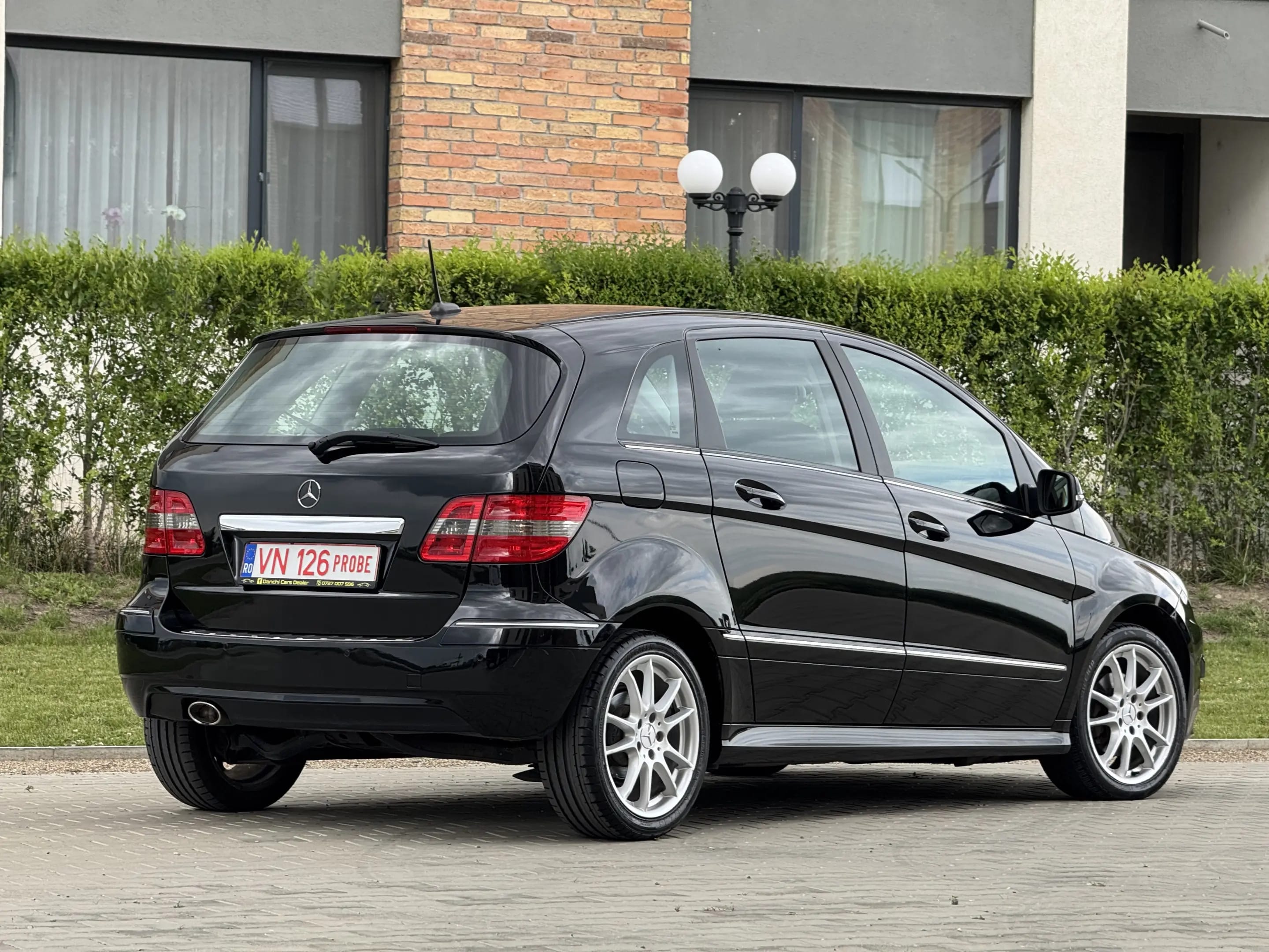 Mercedes-Benz B 180