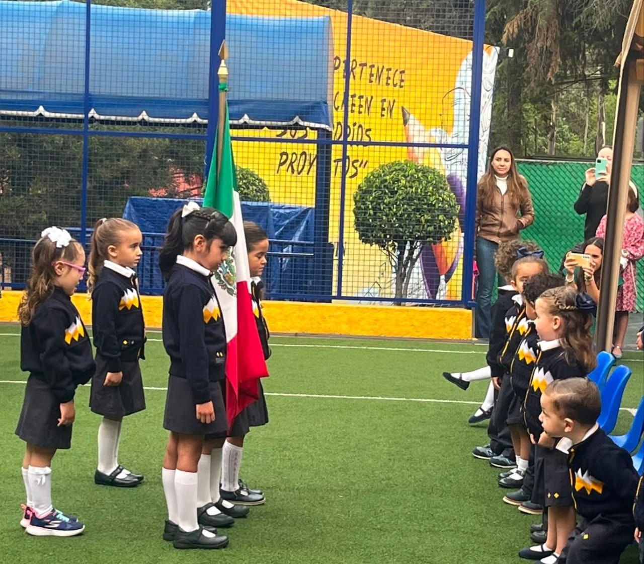 Fotografía de la comunidad escolar: izada de bandera.