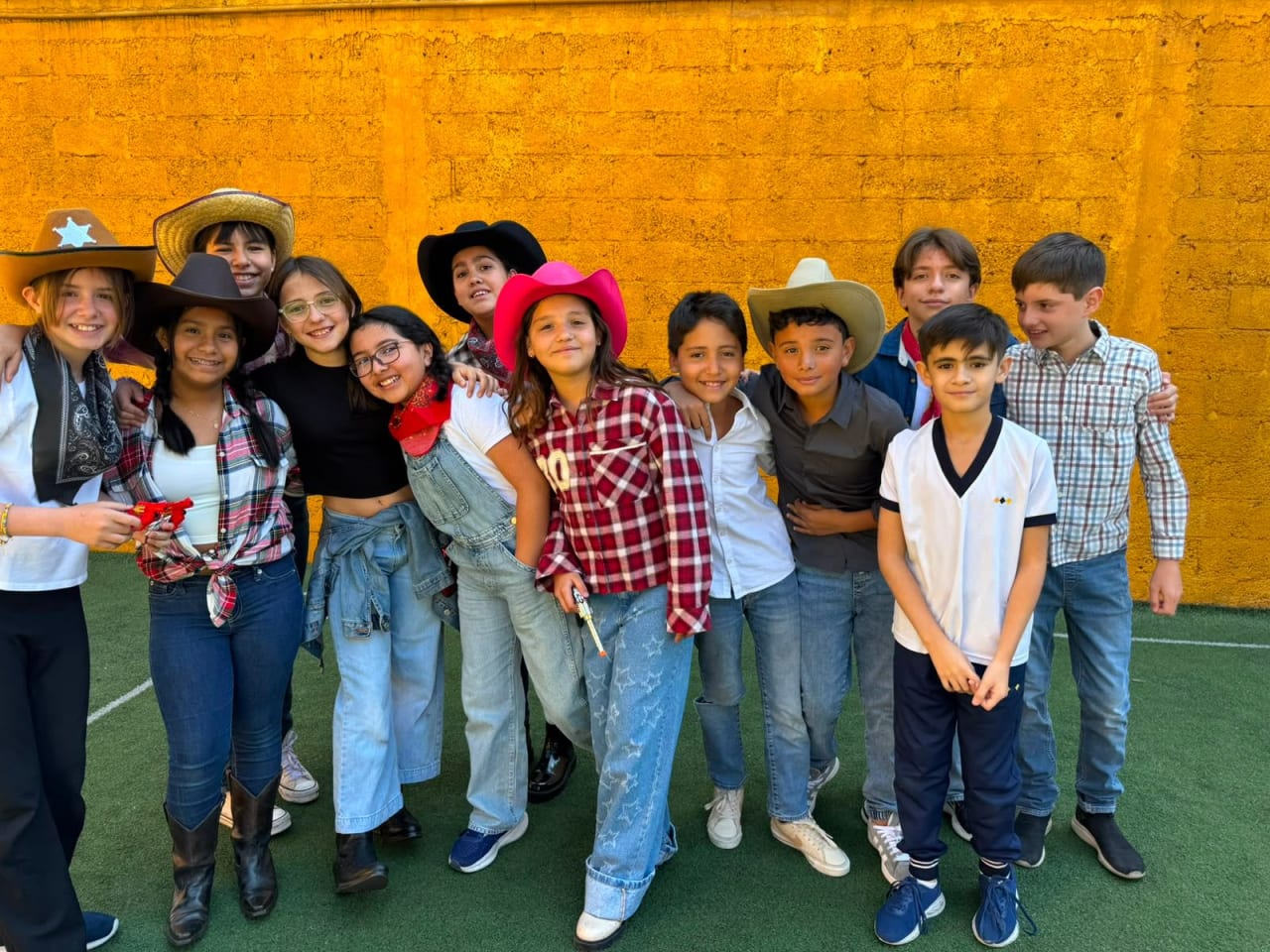 Fotografía de la comunidad escolar: ninos disfrazados.