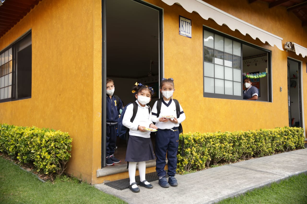 Fotografía de la comunidad escolar: ninos en la puerta del salon.