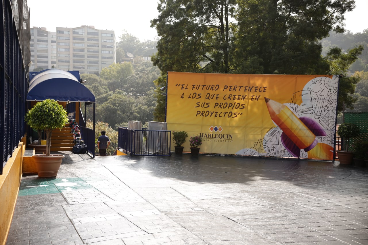 Fotografía de las instalaciones de la escuela: mural.