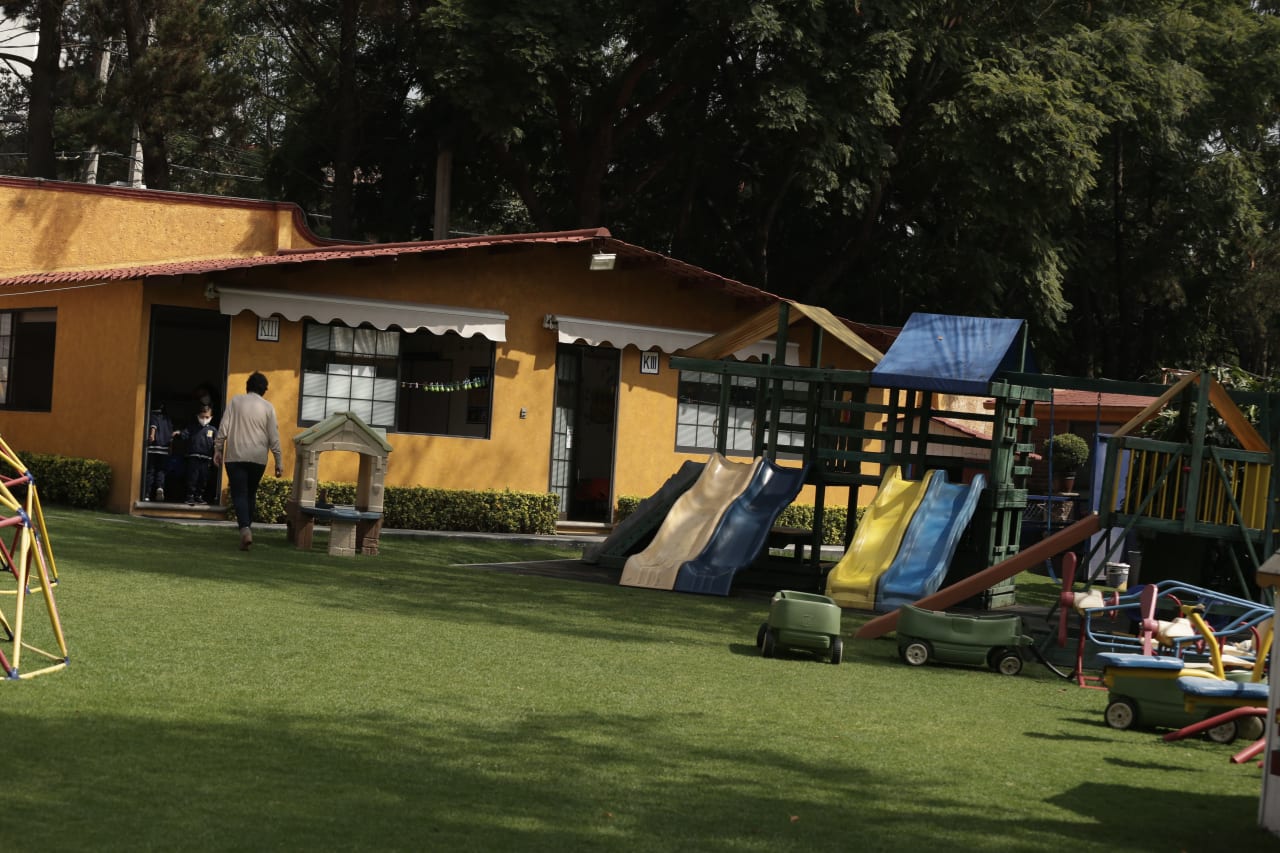 Fotografía de las instalaciones de la escuela: salones de clase por fuera.