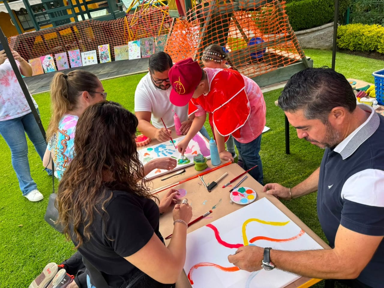 Fotografía de actividades de Preescolar: profesores pintando.
