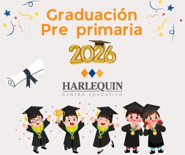 Alumnas y alumnos de Pre-Primaria durante su graduación.
