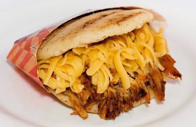 Arepa de pollo y queso
