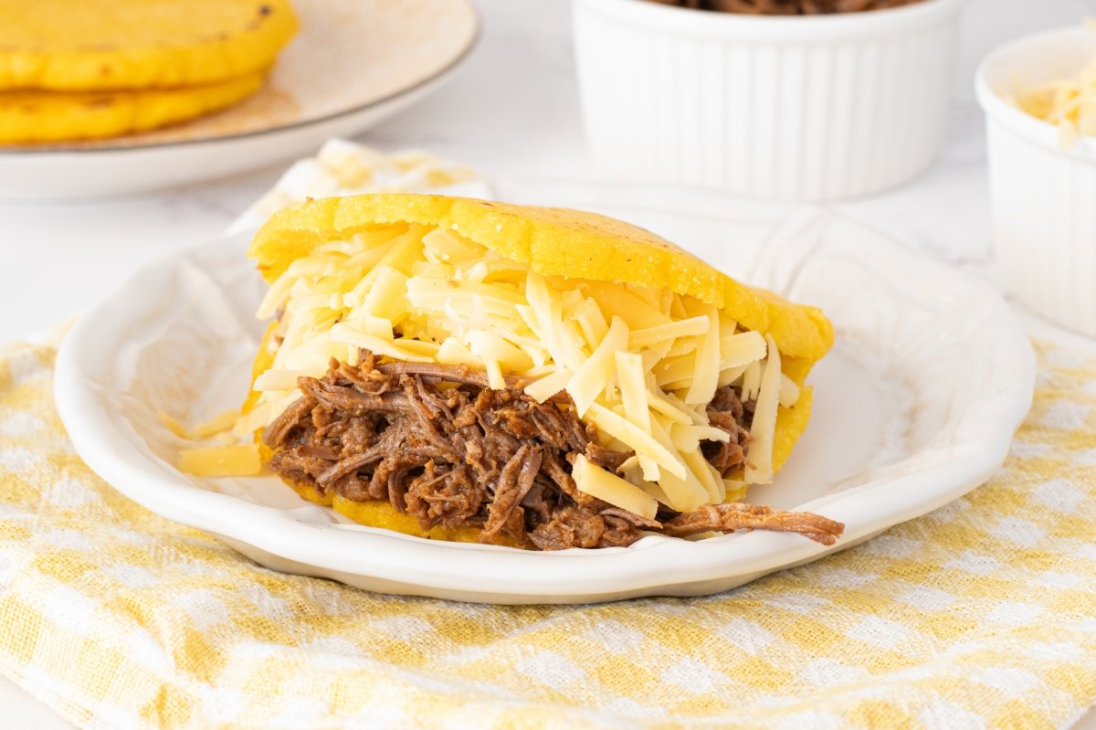 Arepa de carne mechada y queso 
