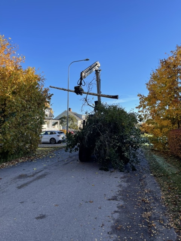 Martin med snöskyffel i Lekeberg.