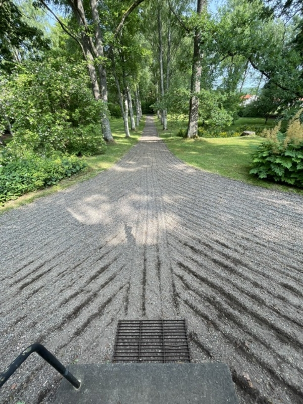 Martin tvättar tak i Fjugesta i Lekeberg.