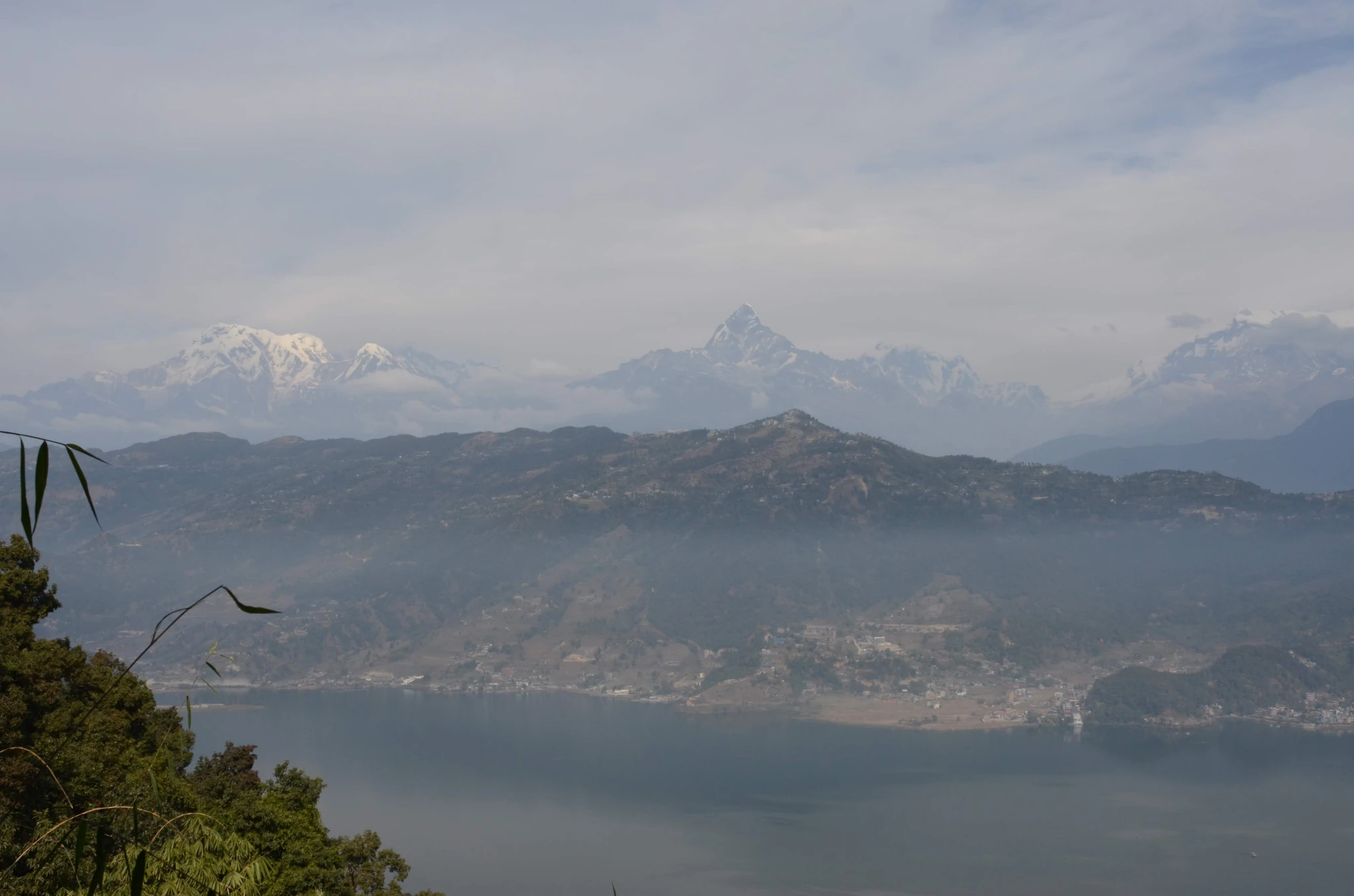 Vue sur le lac et Pokhara à partir de la World peace pagoda.