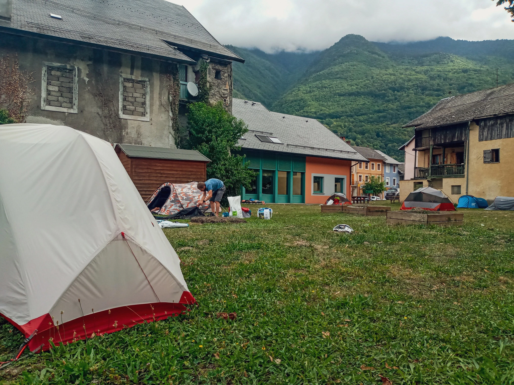 Ma tente grise sur la gauche. L&rsquo;organisation nous a installé sur une pelouse de la commune.