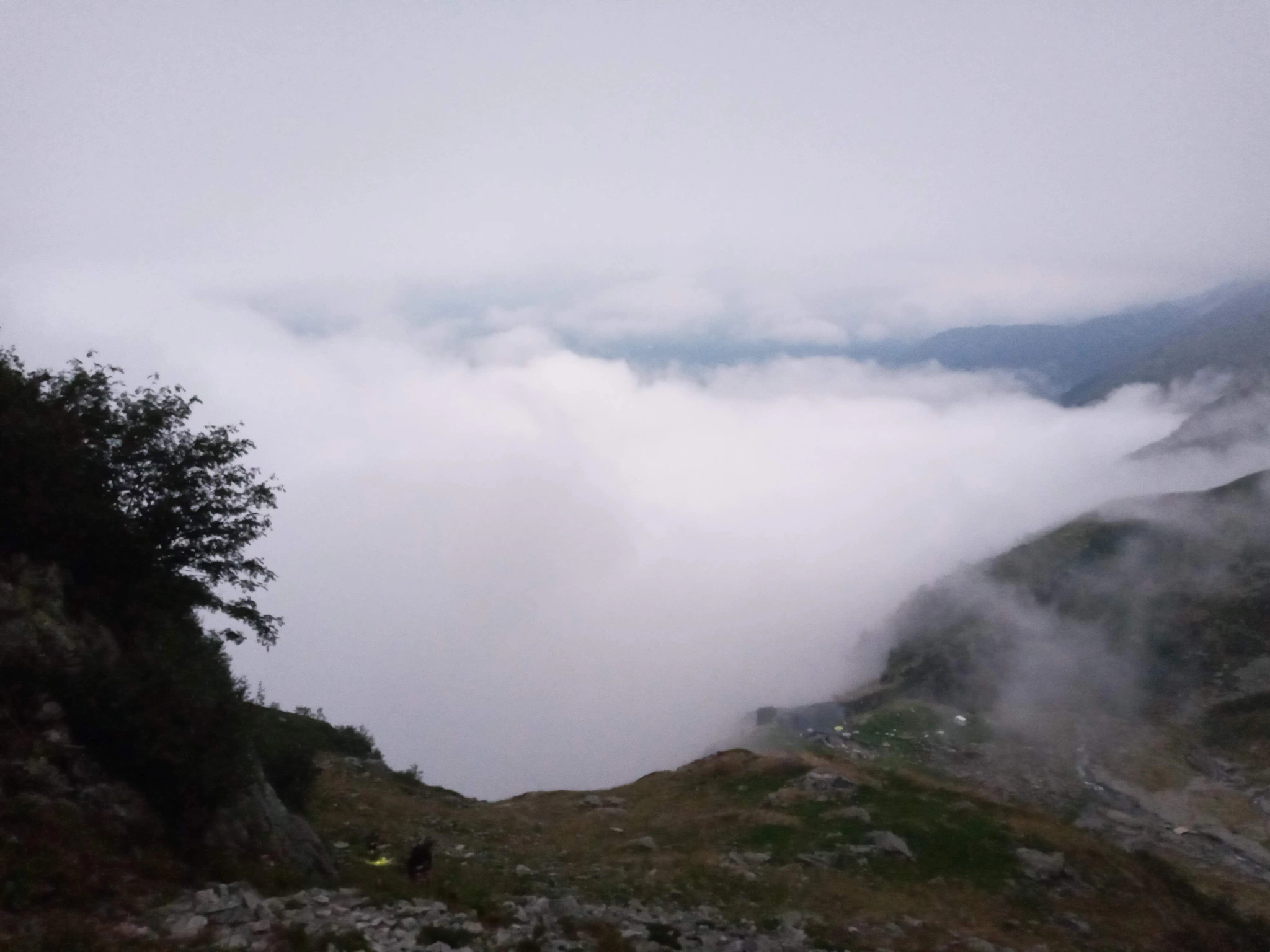 Lever du jour, le refuge de l&rsquo;Oulle dans les nuages.