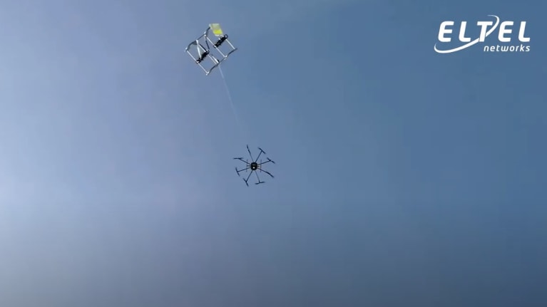 Instalacja odstraszaczy ptaków Firefly na linii 220kV Morzyczyn – Recław - dron w powietrzu - Eltel Networks