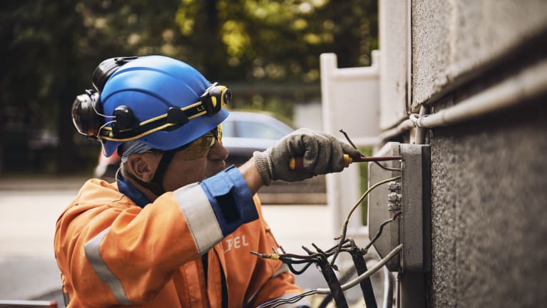 Spezialist beim Betrieb elektrischer Anlagen - Eltel Networks