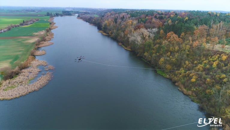 Rozciąganie linki wstępnej za pomocą drona na linii 110 kV nad rzeką Nogat, Pelplin - Malbork– eltelnetworks.pl