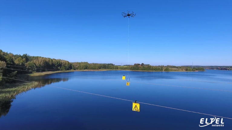 ALT [Installation of warning flags on the Ostróda-Gietrzwałd power line using a drone – eltelnetworks.pl]