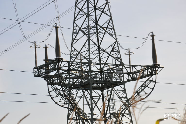 Projekt einer 400-kV-Freiluftleitung, die das Heizkraftwerk am Standort mit dem nationalen Stromnetz verbindet - eltelnetworks.pl