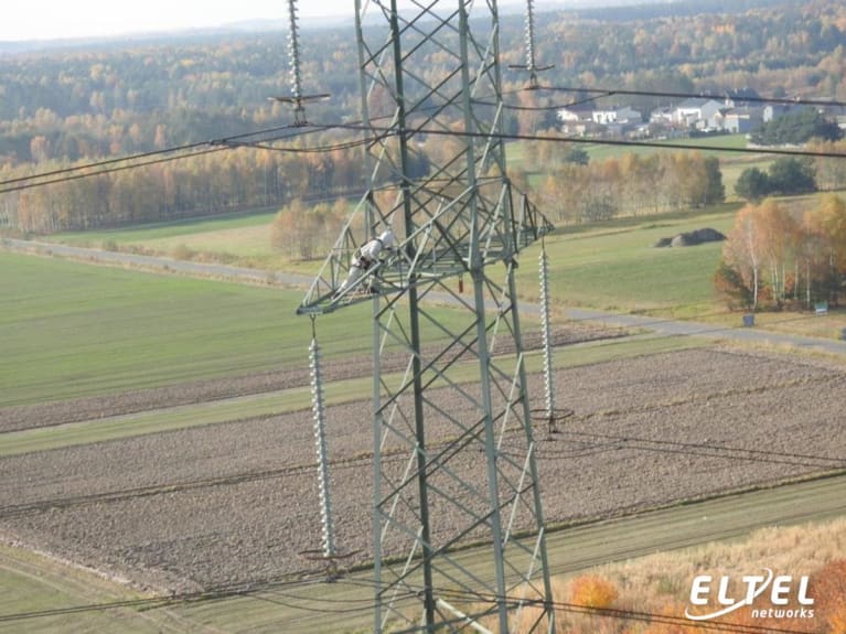 Technologie der Arbeiten unter Spannung an einem 400-kV-Mast in einer Höhe von ca. 60 m - eltelnetworks.pl