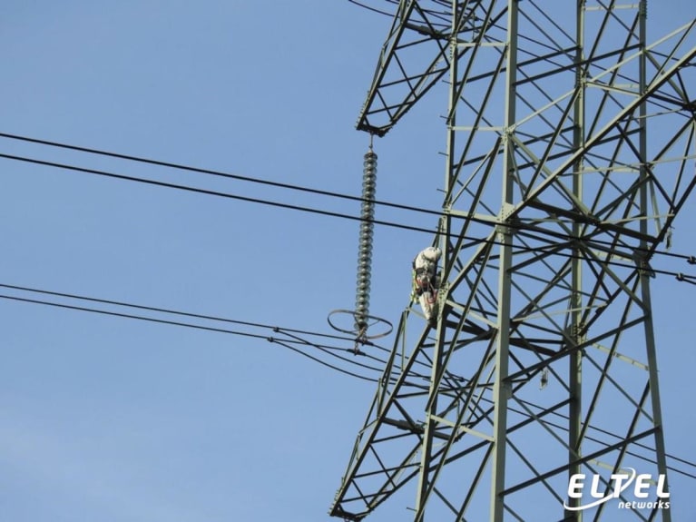 Arbeiten unter Spannung bei der Kontrolle des technischen Zustands einer der Freiluftleitungen in Polen - eltelnetworks.pl