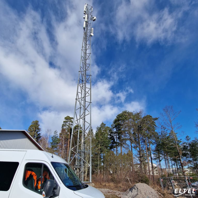 Wprowadzenie kabli światłowodowych do szaf sterujących 5G – eltelnetworks.pl