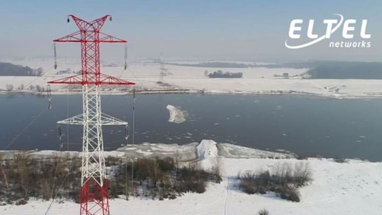 Rozciąganie linki wstępnej na linii 110 kV Pelplin – Malbork - widok na Wisłę zimą - Eltel Networks