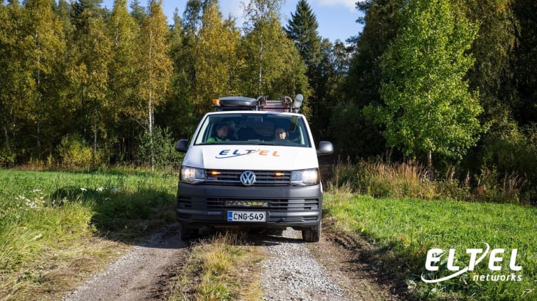 Samochód Eltel Networks w terenie - Eltel Networks