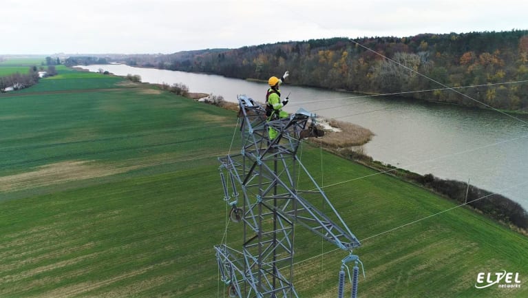 Dron rozciąga linkę wstępną na linii energetycznej 110 kV nad rzeką Nogat - Malbork-Pelplin - eltelnetworks.pl