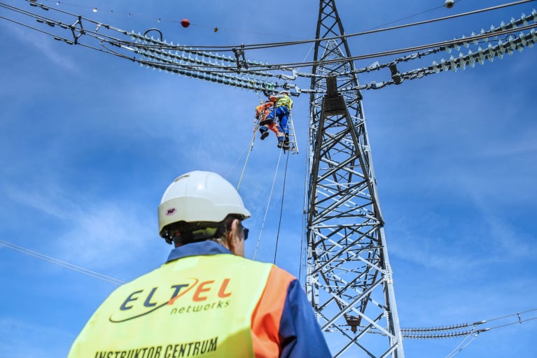 Mitarbeiter während der Unterweisung auf einer Hochspannungsleitung - Eltel Networks