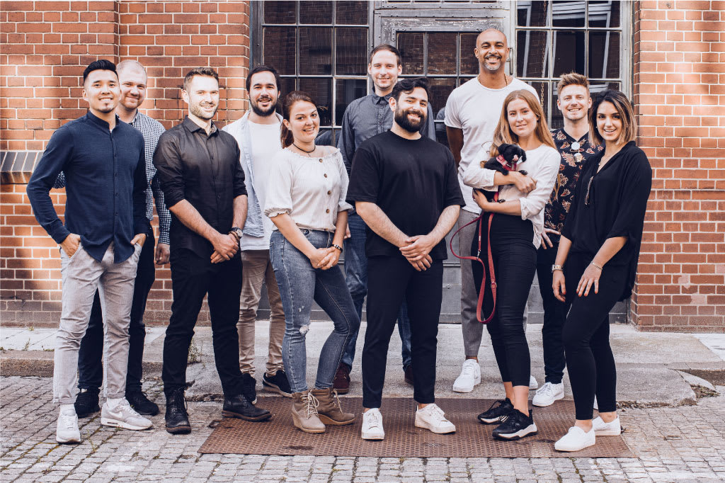 Team ELVT Media steht vor dem Büroeingang