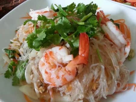 ST9. YUM WOONSEN SALAD