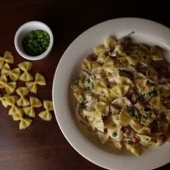 image of Farfalle Con Pollo