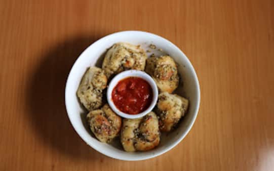 image of GARLIC KNOTS (6)