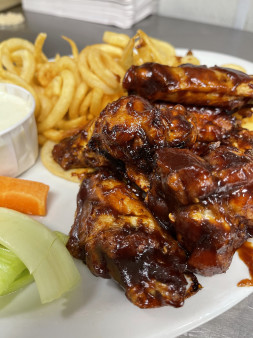 image of 10 Wings (1 blue cheese)