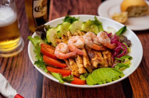 image of Ensalada con Pollo y Camarones