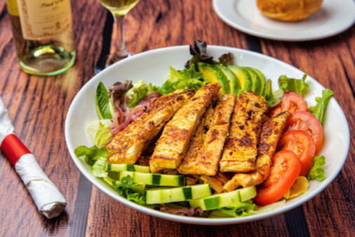 image of Ensalada de Pollo con Mango Y Fresa
