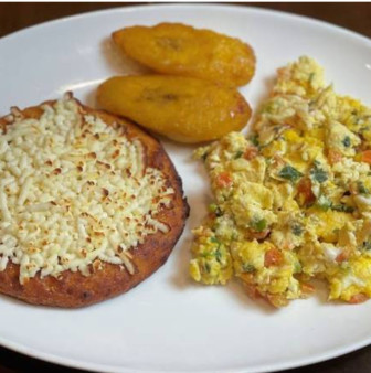image of Arepa de Chocolo con Huevos Pericos