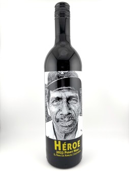 image of 'Heroe' Sculpterra - Pinot Noir Bottle
