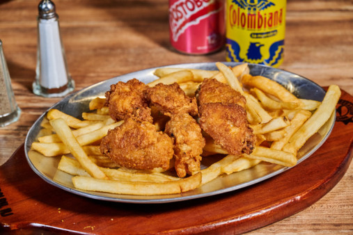 image of Alitas de Pollo con Papas Fritas