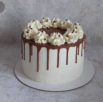 image of 8" cookies n cream cake 