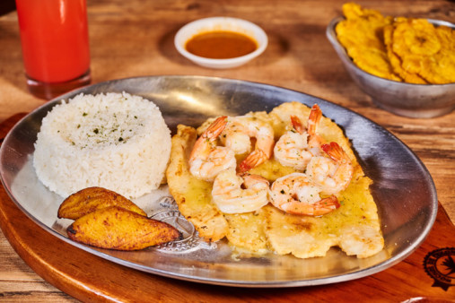 image of Filete con camarones al Ajillo