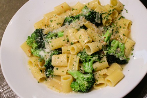 image of CHICKEN AND BROCCOLI Family Meal