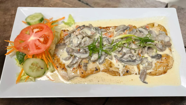 image of Pechuga en Salsa de Champiñones / Chicken with Mushroom Sauce