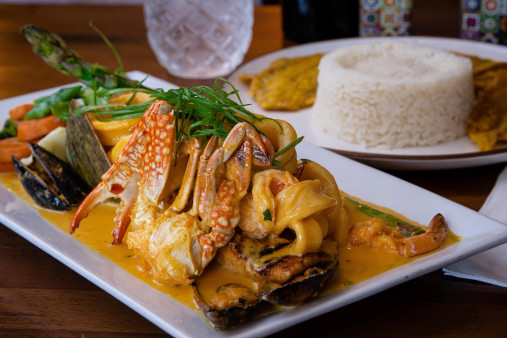 image of Salmón y Frutos del Mar / Salmon with Seafood Cream Sauce