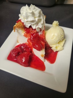 image of ANGEL FOOD CAKE W/ STRAWBERRIES