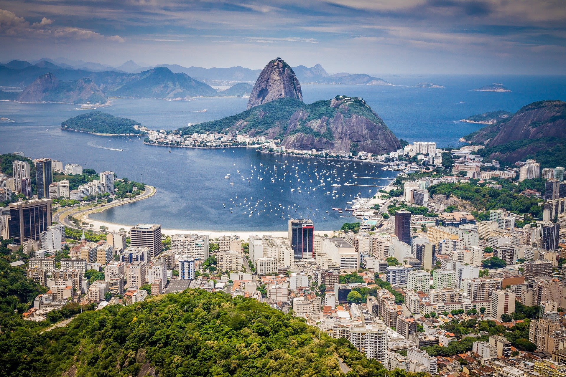 como é morar no rio de janeiro: dia ensolarado no bairro de botafogo com o pão de açúcar do fundo